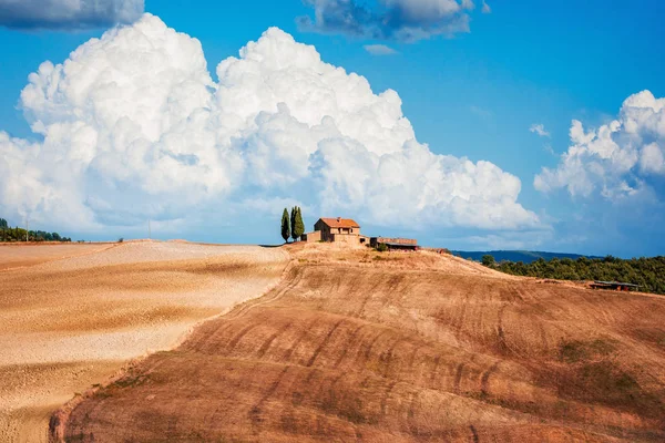 Mooie landschap met heuvels en weide in Toscane Italië — Stockfoto