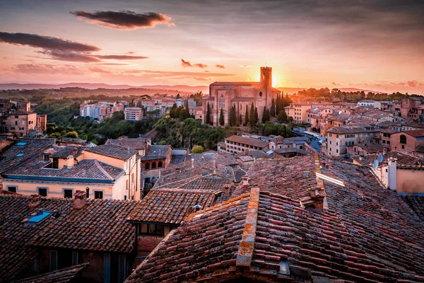 Splendida vista mozzafiato su Siena in Toscana su un tramonto in Italia — Foto Stock