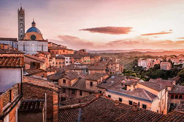 Splendida vista mozzafiato su Siena in Toscana su un tramonto in Italia — Foto Stock