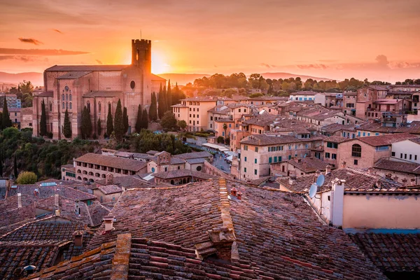 Splendida vista mozzafiato su Siena in Toscana su un tramonto in Italia — Foto Stock