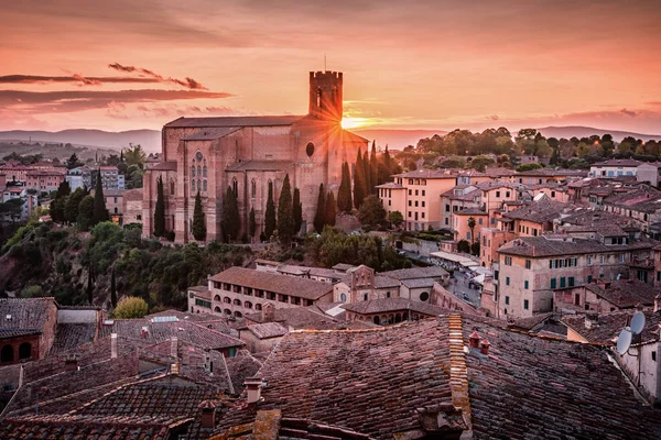 Splendida vista mozzafiato su Siena in Toscana su un tramonto in Italia — Foto Stock