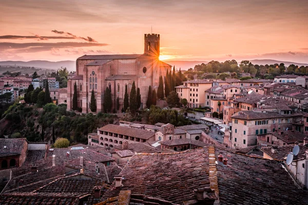 Mooie verbazingwekkend uitzicht over Siena in Toscane op een zonsondergang in Italië — Stockfoto