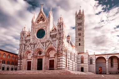 Güzel manzara Siena Katedrali'nin Toskana İtalya gündoğumu sırasında