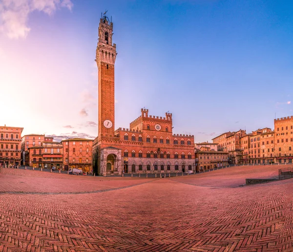 Beautiful panoramic photo of Piazza del Campo Europe 's greatest medieval squares in Siena, Tuscany, Italy on a sunrise — стоковое фото