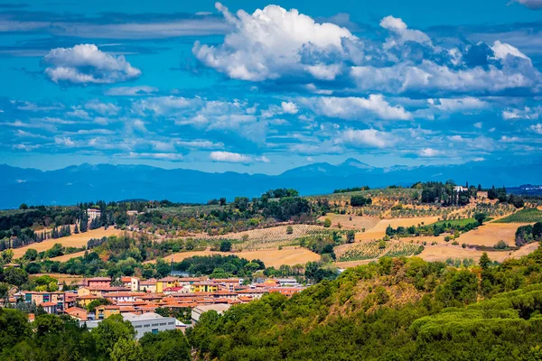 Beautiful landscape view of Monteriggioni commune from the walls of Monteriggioni town in in Tuscany, Italy — Stock Photo, Image