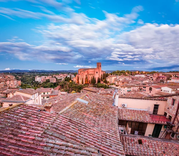 Beautiful prachtig panoramisch uitzicht over historische deel van de middeleeuwse stad van Siena in de ochtend in Toscane, Italië — Stockfoto