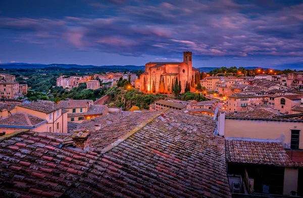 Splendida vista panoramica notturna della parte storica della città medievale di Siena in Toscana — Foto Stock