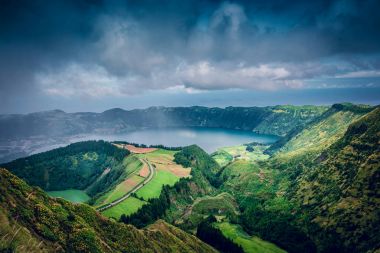 Sao Miguel 'in (Sao Miguel Adası, Azores, Portekiz) Miradouro da Boca do Inferno bakış açısından 