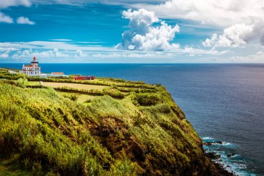Sao Miguel Adası 'ndaki Azores Portekiz Deniz feneri Farol da Ponta da Ferraria' nın manzarası çok güzel.