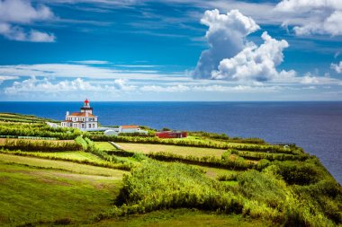 Sao Miguel Adası 'ndaki Azores Portekiz Deniz feneri Farol da Ponta da Ferraria' nın manzarası çok güzel.