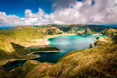 Sao Miguel Adası, Azores, Portekiz 'deki Lagoa do Fogo gölünün güzel panoramik manzarası.