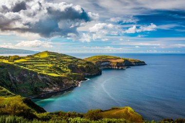 Güzel panoramik Sao Miguel Island ve Atlantik Okyanusu üzerinden Miradouro De Santa Iria Sao Miguel Island, Azores, Portekiz