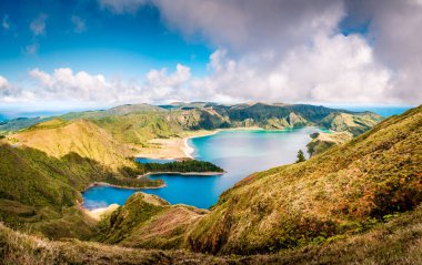 Sao Miguel Adası, Azores, Portekiz 'deki Lagoa do Fogo gölünün güzel panoramik manzarası.