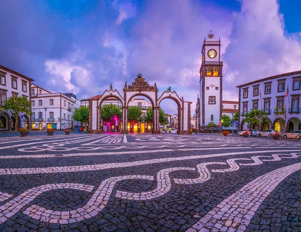 Portas da Cidade - símbolo da cidade de Ponta Delgada na Ilha de São Miguel nos Açores, Portugal — Fotografia de Stock