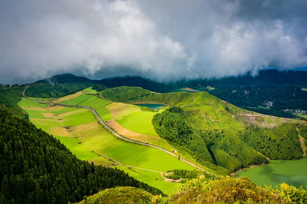 Prachtig uitzicht op het meer "Lagoa das Sete Cidades" van Miradouro da Boca do Inferno viepoint in Sao Miguel (eiland Sao Miguel, Azoren, Portugal)) — Stockfoto