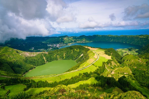 Prachtig uitzicht op het meer "Lagoa das Sete Cidades" van Miradouro da Boca do Inferno viepoint in Sao Miguel (eiland Sao Miguel, Azoren, Portugal)) — Stockfoto