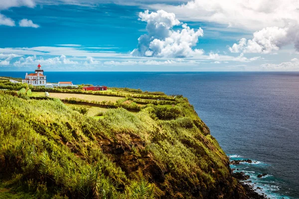 Schöne Aussicht über den Leuchtturm Farol da Ponta da Ferraria auf der Insel Sao Miguel Azoren Portugal — Stockfoto