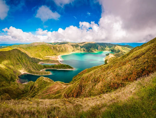 Sao Miguel Adası, Azores, Portekiz 'deki Lagoa do Fogo gölünün güzel panoramik manzarası.
