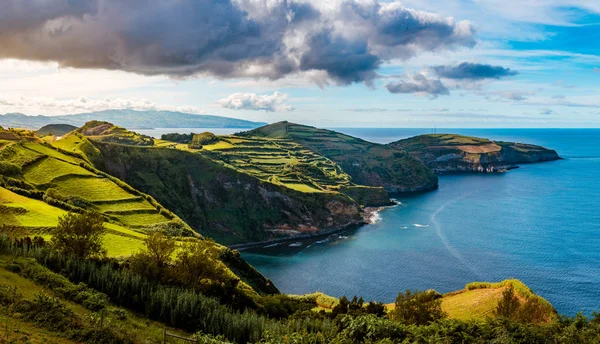 Beautiful panoramic view over Sao Miguel Island and Atlantic ocean from Miradouro De Santa Iria in Sao Miguel Island, Azores, Portugal — Stock Photo, Image