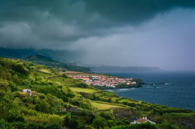 Yeşil tepeler, çayırlar ve dağlar Sao Miguel Island Azores, Portekiz üzerinden güzel görünüm