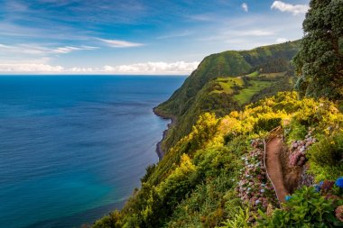 Yeşil tepeler, çayırlar ve dağlar Sao Miguel Island Azores, Portekiz üzerinden güzel görünüm