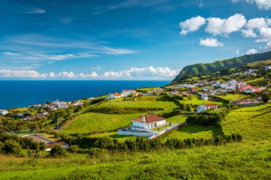 Yeşil tepeler, çayırlar ve dağlar Sao Miguel Island Azores, Portekiz üzerinden güzel görünüm
