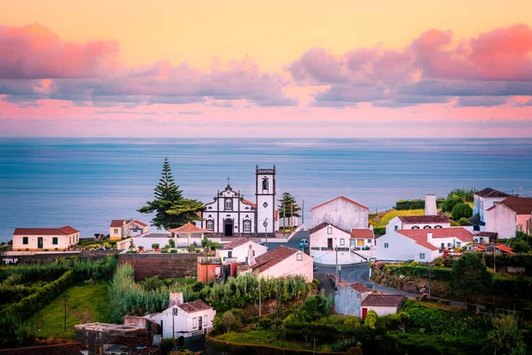 Vackra rosa fantastiska soluppgång i en by i Nordeste, ön Sao Miguel, Azorerna, Portugal — Stockfoto