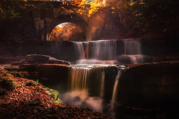 Herbstliche Wasserfälle bei Sitovo, Plovdiv, Bulgarien. Schöne Wasserkaskaden mit abgefallenen gelben Blättern. — Stockfoto