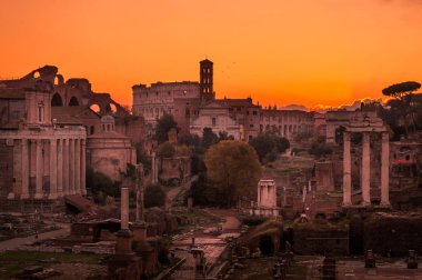 Roma ve Roman Forum sonbaharda (Güz) bir gündoğumu güzel çarpıcı gökyüzü ve gündoğumu renkler ile