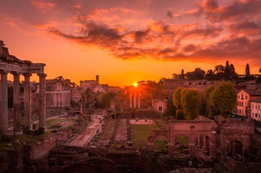 Roma ve Roman Forum sonbaharda (Güz) bir gündoğumu güzel çarpıcı gökyüzü ve gündoğumu renkler ile