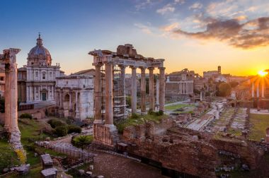 Roma ve Roman Forum sonbaharda (Güz) bir gündoğumu güzel çarpıcı gökyüzü ve gündoğumu renkler ile