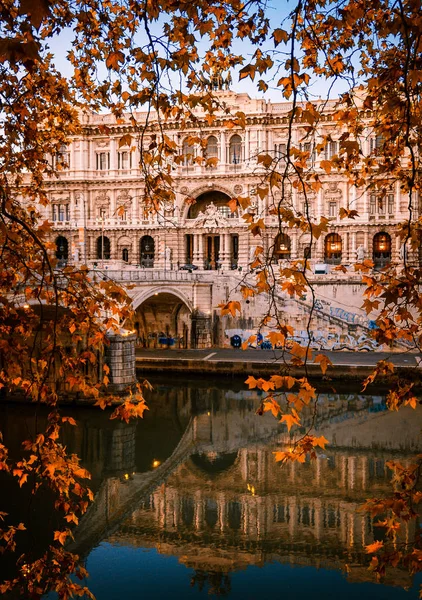 Рим Италия осенью (осень) с желтыми листьями, рекой и красивой архитектурой — стоковое фото