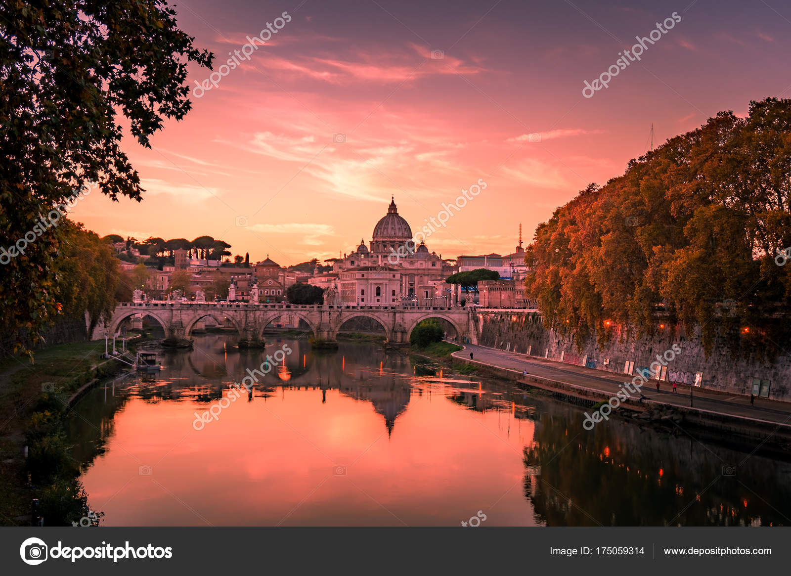 美しい秋の日没時にイタリアのローマからバチカンのサンピエトロ大聖堂の素晴らしい景色 ストック写真 C Sfabisuk