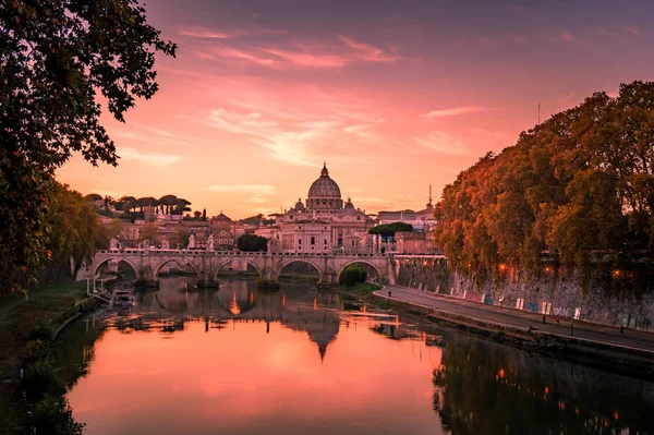 美丽迷人的景色在 彼得大教堂在梵蒂冈从罗马 意大利在秋天季节的日落 — 图库照片