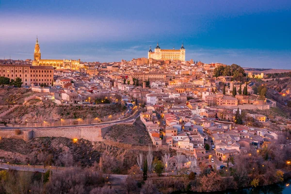 在西班牙的日落和黄昏的托莱多全景 — 图库照片
