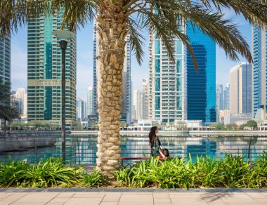 Palm Dubai Jumeirah Gölü Towers adlı altında oturan bir kız