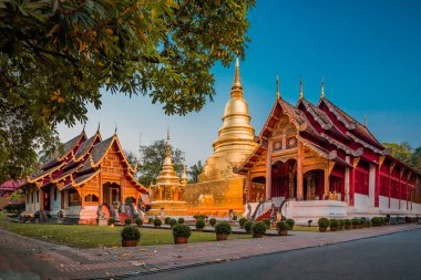 Çarpıcı Wat Phra Singh Woramahawihan Budist tapınağı'nda gündoğumu Chiang Mai, Tayland