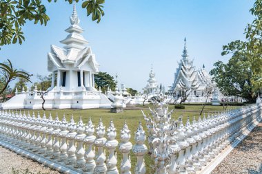 Çarpıcı Wat Rong Khun Beyaz Tapınak ve gölet balık, Chiang Rai, Tayland ile