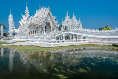 Çarpıcı Wat Rong Khun Beyaz Tapınak ve gölet balık, Chiang Rai, Tayland ile