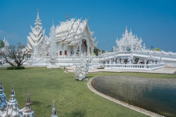 Ohromující White Chrám Wat Rong Khun Jezírko Rybami Chiang Rai — Stock fotografie