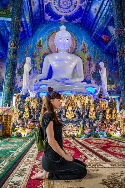 Красивая Молодая Кавказская Женщина Буддийском Синем Храме Wat Rong Suea — стоковое фото