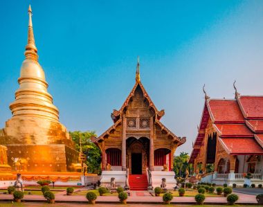 Çarpıcı Wat Phra Singh Woramahawihan Budist tapınağı'nda gündoğumu Chiang Mai, Tayland