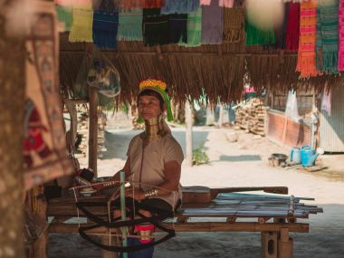 Kimliği belirsiz bir kadın uzun boyun Karen köyün Tayland pirinç boyun bobinleri giyer - Kayan ilk Myanmar gelen kırmızı Karen (Karenni kişi) bir alt grup