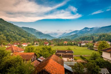 Bulgar köyü Ribaritsa, Bulgaristan'da Lofça ili üzerinden güzel görünüm. Eko-turizm ve doğa keşfetmek için mükemmel bir yer.  