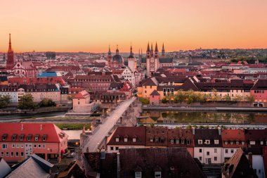 Wurzburg, Bavyera, Almanya - Romantic Road parçası Old Town şehir manzaralı çarpıcı yaz hava panorama cityscape.