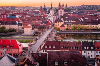 Wurzburg, Bavyera, Almanya - Romantic Road parçası Old Town şehir manzaralı çarpıcı yaz hava panorama cityscape.