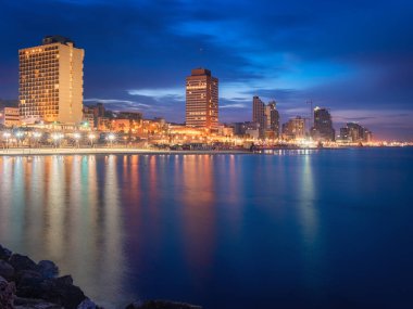 Tel Aviv Skyline, İsrail. Gündoğumunda Tel Aviv 'in ünlü otellerinin bulunduğu şehir manzarası..