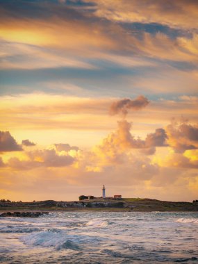 Paphos Lighthouse, Kıbrıs 'ın Paphos kentinde kış günü gün doğumunda