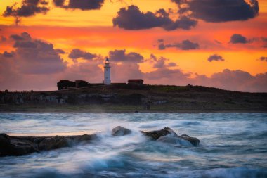 Paphos Lighthouse, Kıbrıs 'ın Paphos kentinde kış günü gün doğumunda