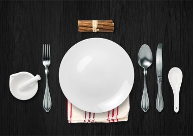 Boş levha ile ahşap masa